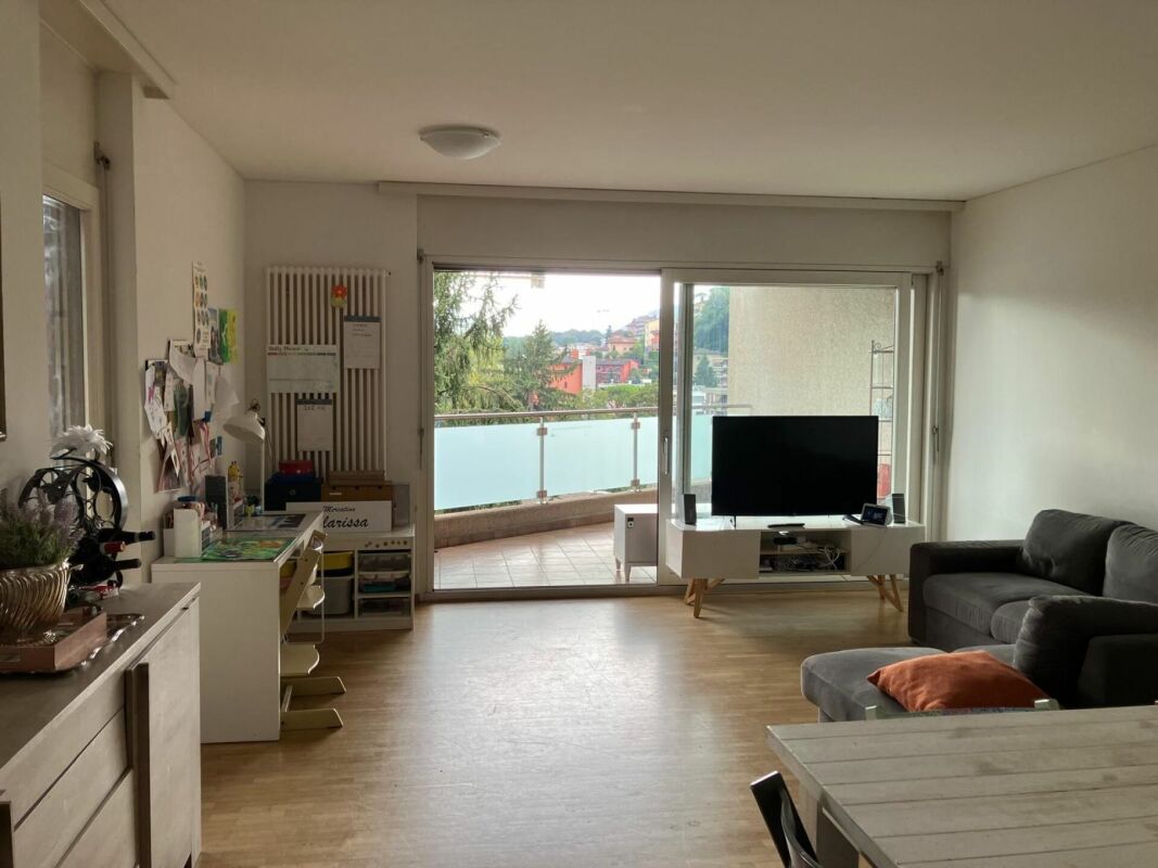 4 ½ Zimmer-Wohnung
Grosszügige Wohnung mit freiem Blick auf die Stadt.
Die 4,5-Zimmer-Wohnung verfügt über:
- Entrée mit Einbauschrank
- Küche mit direktem Zugang zum Wohnzimmer und zur Terrasse
- grosses und helles Wohnzimmer mit Zugang zur Terrasse
- 3 grosse Schlafzimmer, zwei mit Zugang zur T, Foto 5 von 9