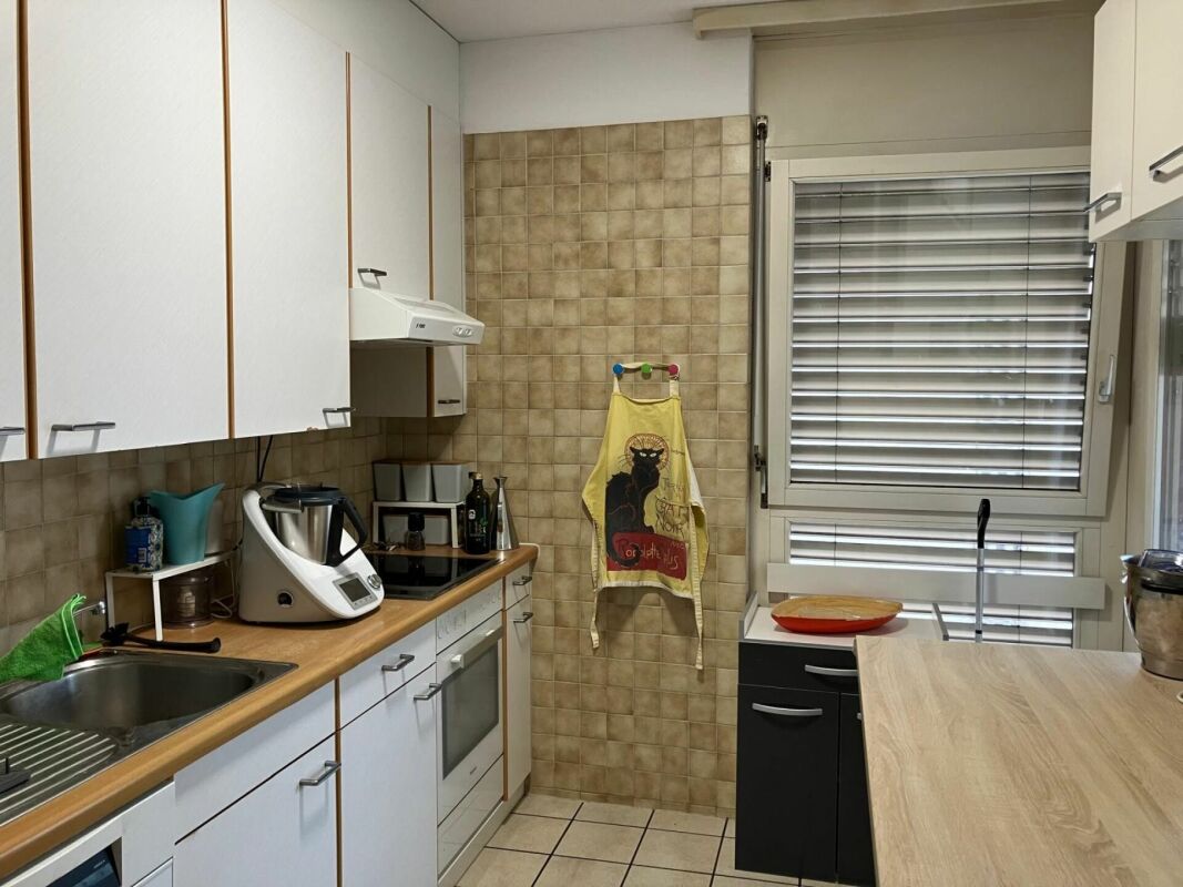 4 ½ Zimmer-Wohnung
Grosszügige Wohnung mit freiem Blick auf die Stadt.
Die 4,5-Zimmer-Wohnung verfügt über:
- Entrée mit Einbauschrank
- Küche mit direktem Zugang zum Wohnzimmer und zur Terrasse
- grosses und helles Wohnzimmer mit Zugang zur Terrasse
- 3 grosse Schlafzimmer, zwei mit Zugang zur T, Foto 3 von 9