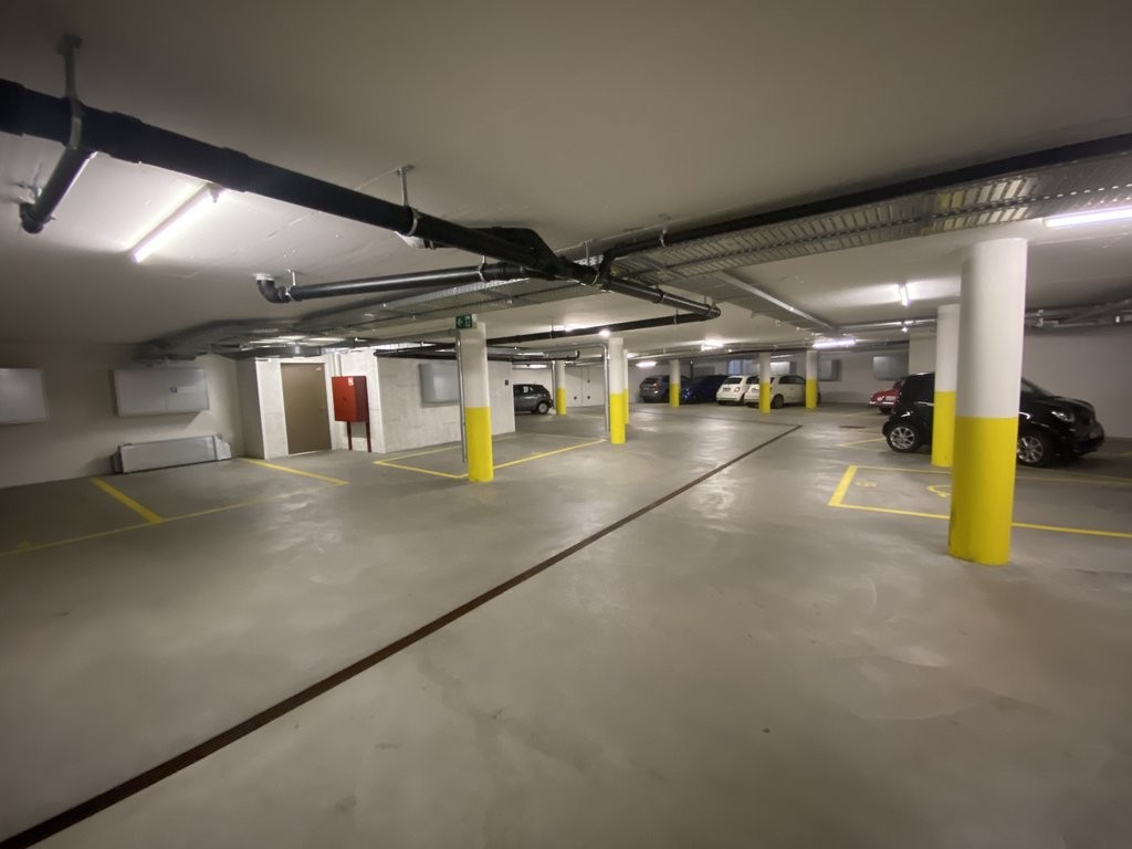 Unterirdischer Parkplatz, Foto 2 von 2