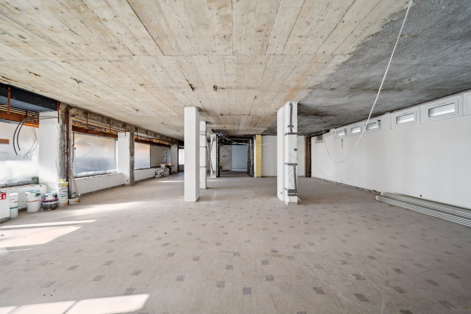 360m² shop, photo 4 of 5