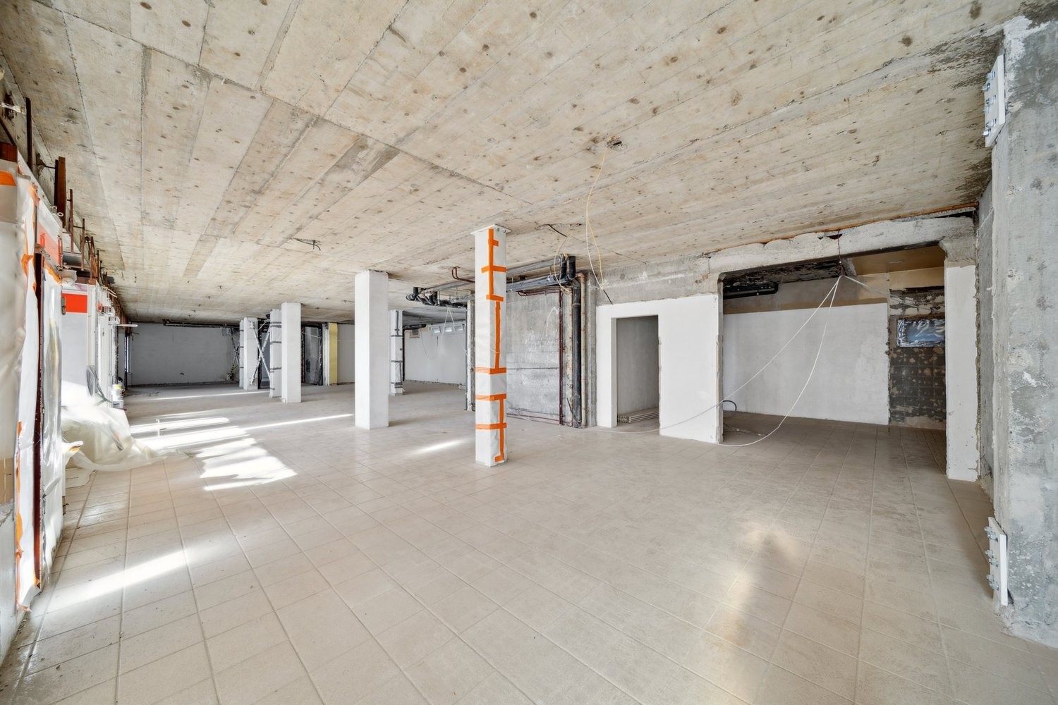 360m² shop, photo 3 of 5