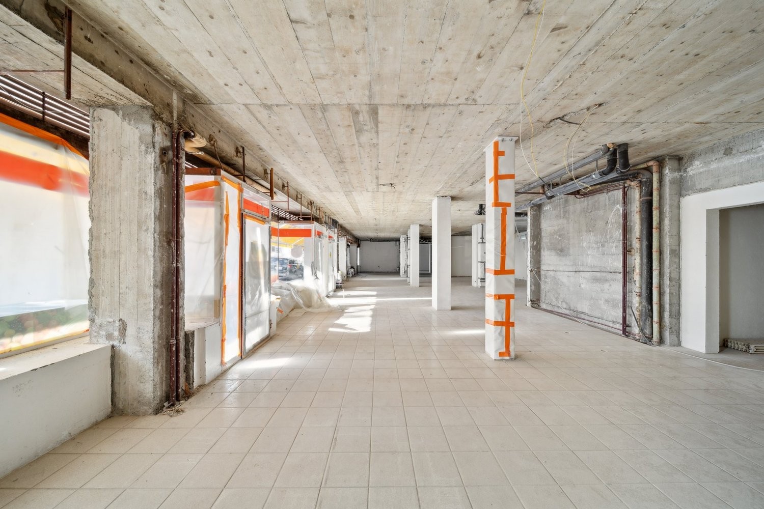 360m² shop, photo 2 of 5