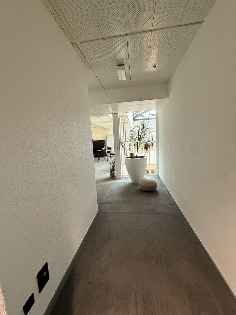 89m² Büro

Fläche von 89m2 im Geneva Business Center in Lancy

Gelegen 10 Minuten von der Autobahnausfahrt entfernt und 5 Minuten zu Fuss von der Tramhaltestelle "les Esserts"

Das Geneva Business Center bietet zahlreiche Dienstleistungen an, unter anderem Facility Management, Empfangs- und Postserv