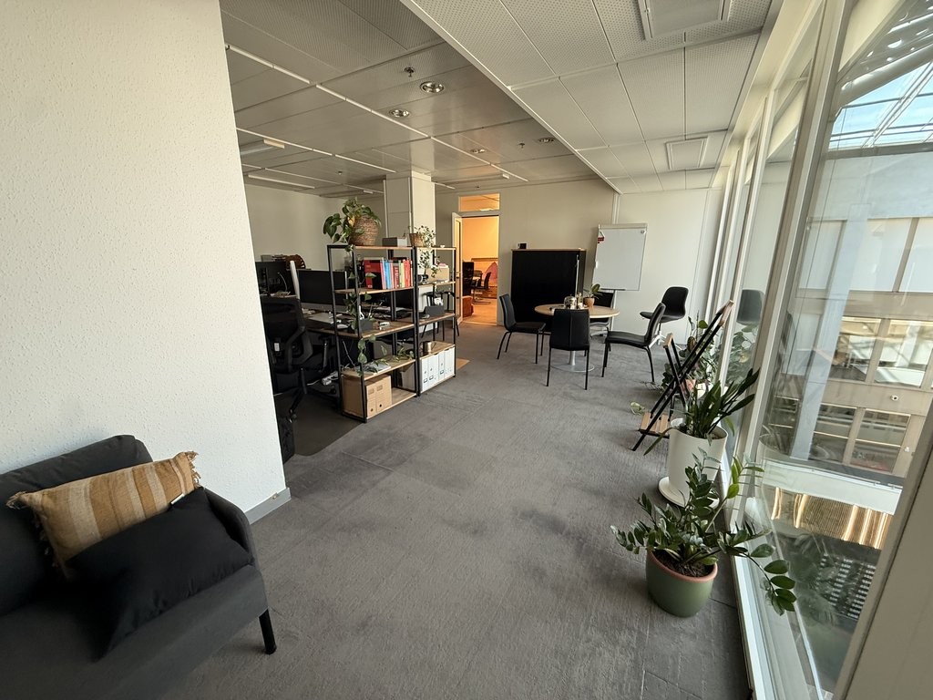 89m² Büro

Fläche von 89m2 im Geneva Business Center in Lancy

Gelegen 10 Minuten von der Autobahnausfahrt entfernt und 5 Minuten zu Fuss von der Tramhaltestelle "les Esserts"

Das Geneva Business Center bietet zahlreiche Dienstleistungen an, unter anderem Facility Management, Empfangs- und Postserv