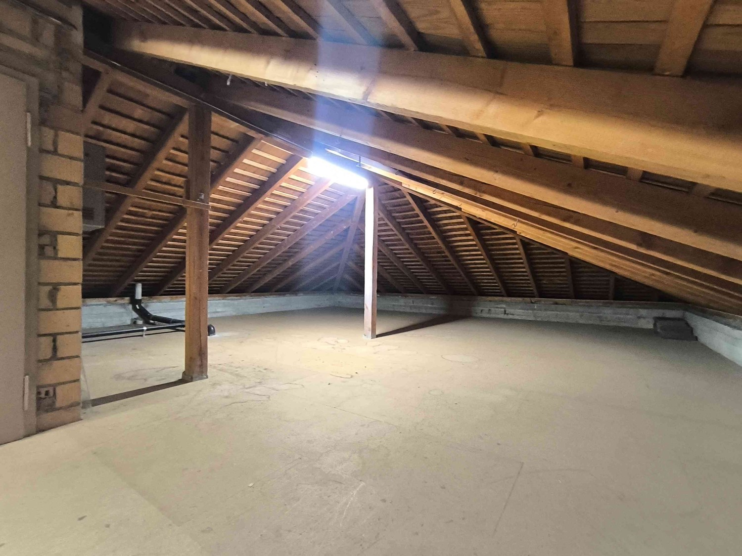 60m² commercial","description":"Espace de stockage ou petit local commercial au 4ème étage d'un immeuble d'habitation.
Accessible par ascenseur jusqu'au 3ème étage. Du 3ème au 4ème étage - escalier.
Surface au sol 6.9x8.7m, hauteur 2.4m
Électricité disponible."}
