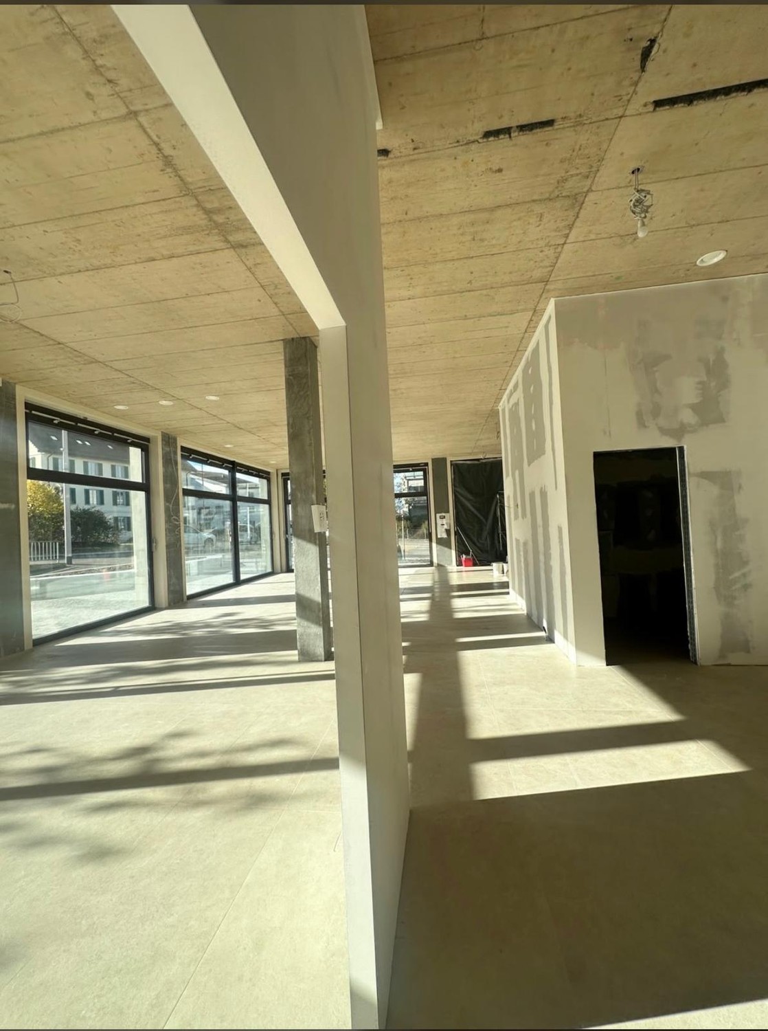 140m² commercial