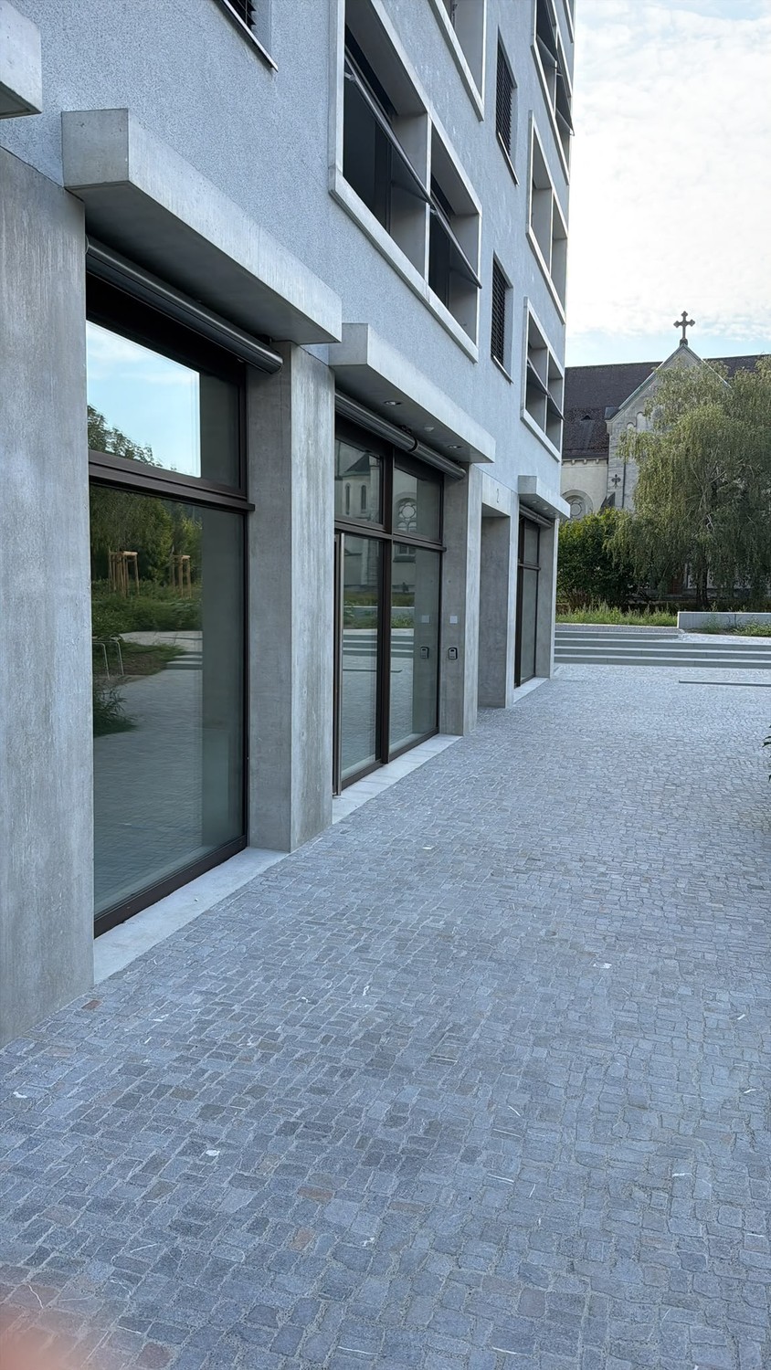 140m² commercial