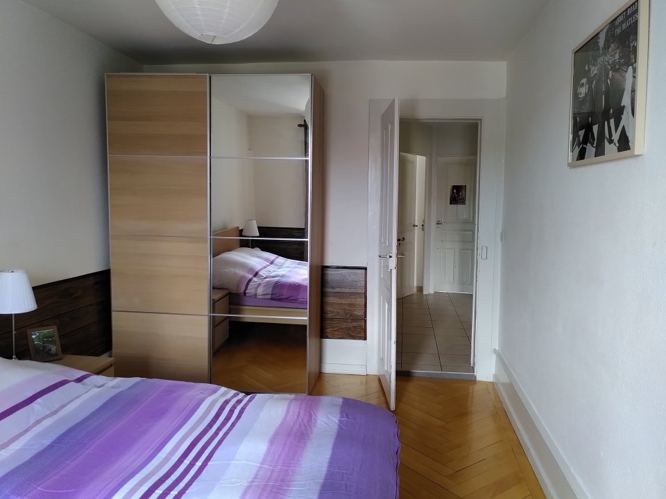 2-Zimmer-Wohnung
Apartment bestehend aus einer Küche mit Buffet, Wohnzimmer, 1 Schlafzimmer, einem Reduit, Vestibül, Badezimmer-WC. Schlafgemach oben. Gemeinschaftsgarten. Bushaltestelle in der Nähe., Foto 3 von 3