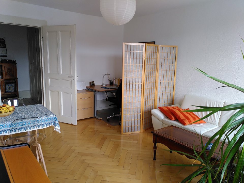 2-Zimmer-Wohnung
Apartment bestehend aus einer Küche mit Buffet, Wohnzimmer, 1 Schlafzimmer, einem Reduit, Vestibül, Badezimmer-WC. Schlafgemach oben. Gemeinschaftsgarten. Bushaltestelle in der Nähe., Foto 2 von 3
