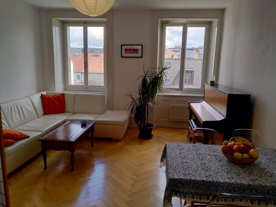 2-Zimmer-Wohnung
Apartment bestehend aus einer Küche mit Buffet, Wohnzimmer, 1 Schlafzimmer, einem Reduit, Vestibül, Badezimmer-WC. Schlafgemach oben. Gemeinschaftsgarten. Bushaltestelle in der Nähe., Foto 1 von 3