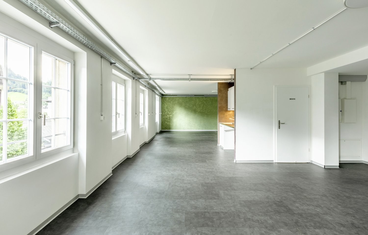 77m² office