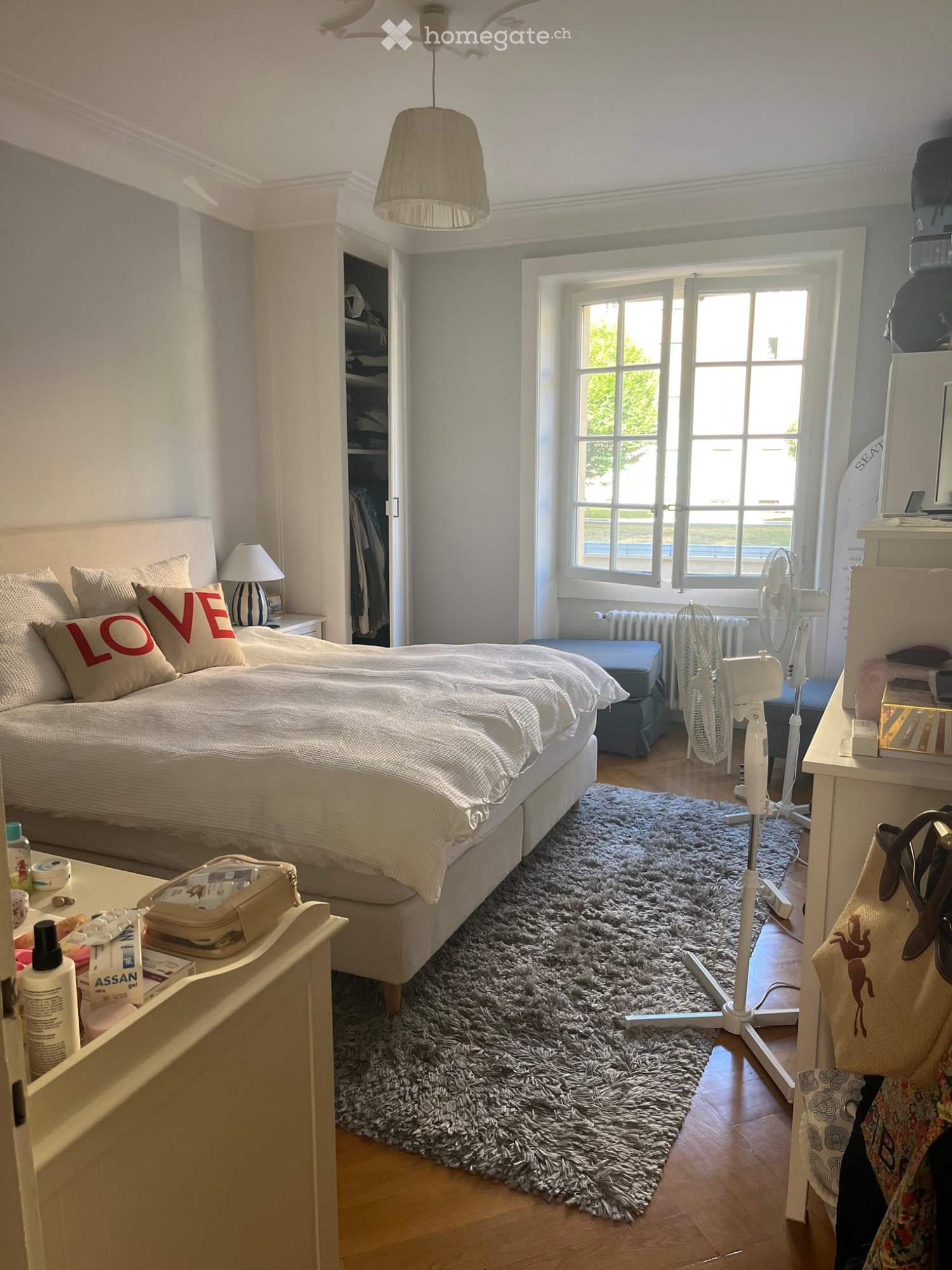 2 ½ Zimmer Wohnung

2.5-Zimmer-Wohnung in Sécheron, Genf | CHF 3'710/Monat

Verfügbar ab dem 1. Dezember 2026 für eine Mietübernahme.

An der rue de Lausanne gelegen, direkt neben dem Parc de la Perle du Lac, in der Nähe des Sees, der internationalen Organisationen und des Bahnhofs Sécheron.

Merkma