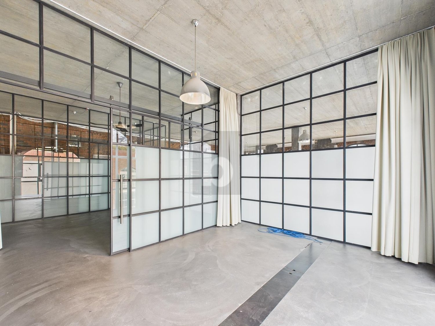 220m² office