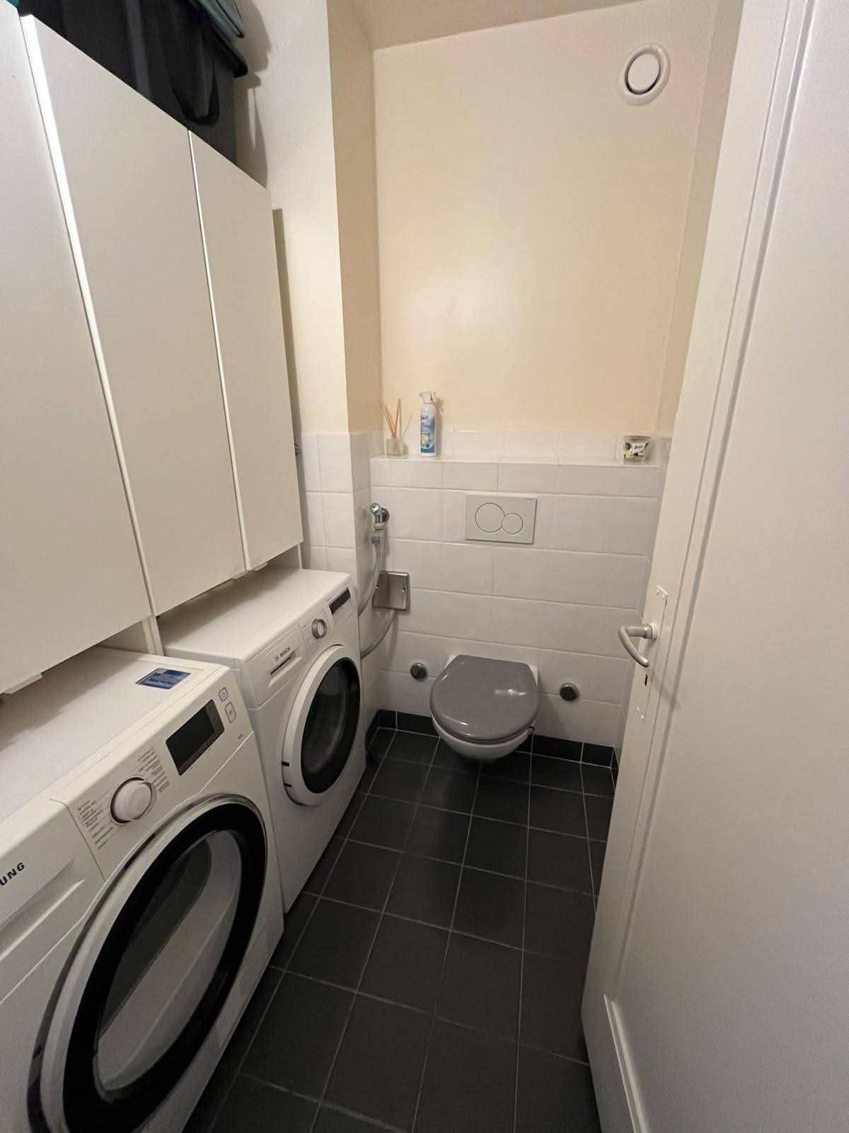 Zimmer in einer Wohngemeinschaft

Charmante 2-Zimmer-Wohngemeinschaft in zentraler Lage in Genf

Helle Wohngemeinschaft in idealer Lage zu einem Einkaufszentrum, Hauptverkehrsstraßen und Schulen. Die Wohnung, die wir Ihnen anbieten, befindet sich im 2. Stock eines schönen Gebäudes mit sicherem Einga, Foto 2 von 2