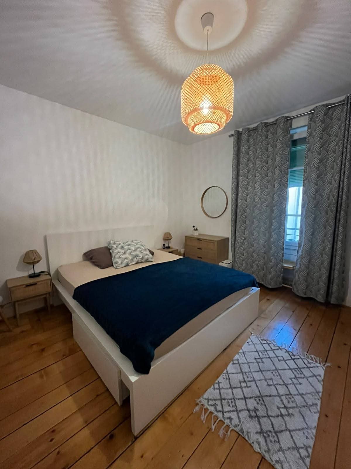 Zimmer in einer Wohngemeinschaft

Charmante 2-Zimmer-Wohngemeinschaft in zentraler Lage in Genf

Helle Wohngemeinschaft in idealer Lage zu einem Einkaufszentrum, Hauptverkehrsstraßen und Schulen. Die Wohnung, die wir Ihnen anbieten, befindet sich im 2. Stock eines schönen Gebäudes mit sicherem Einga, Foto 1 von 2