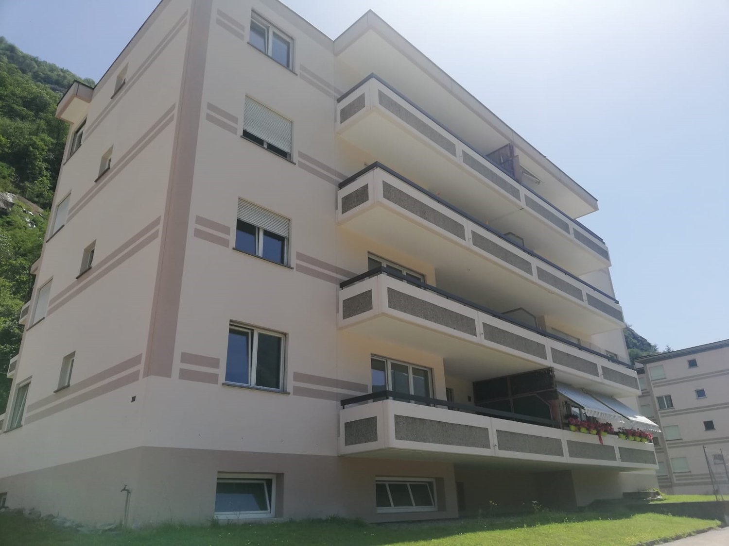 4 ½ room apartment","description":"4.5 room apartment for rent on the Ground Floor in Via Cantonale 37 in Cresciano. 

The building, surrounded by wonderful green areas, is located in a convenient and well-served position, in front of the cantonal road and a few steps from the bus stop. 

A 5 minute