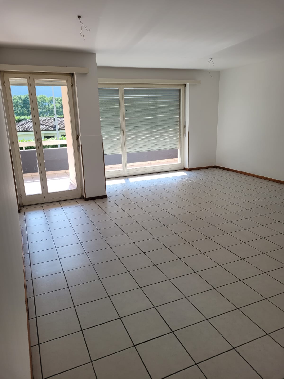 4 ½ room apartment","description":"4.5 room apartment for rent on the Ground Floor in Via Cantonale 37 in Cresciano. 

The building, surrounded by wonderful green areas, is located in a convenient and well-served position, in front of the cantonal road and a few steps from the bus stop. 

A 5 minute