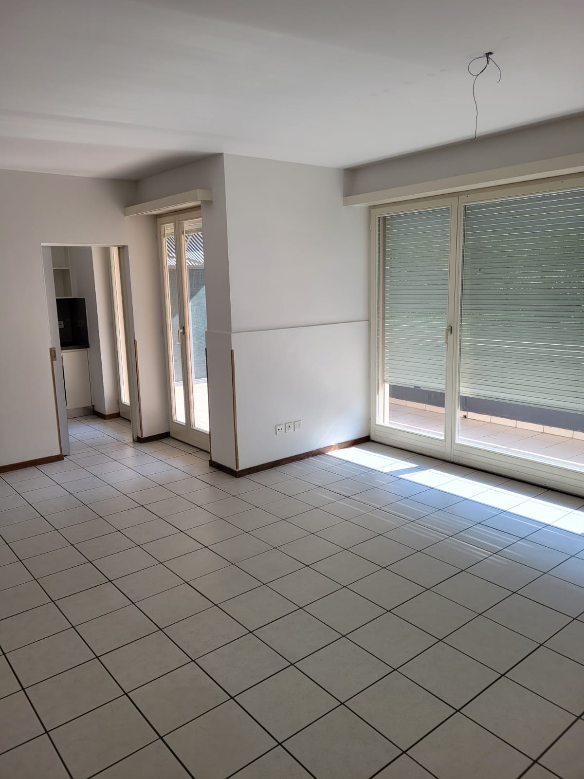 4 ½ room apartment","description":"4.5 room apartment for rent on the Ground Floor in Via Cantonale 37 in Cresciano. 

The building, surrounded by wonderful green areas, is located in a convenient and well-served position, in front of the cantonal road and a few steps from the bus stop. 

A 5 minute