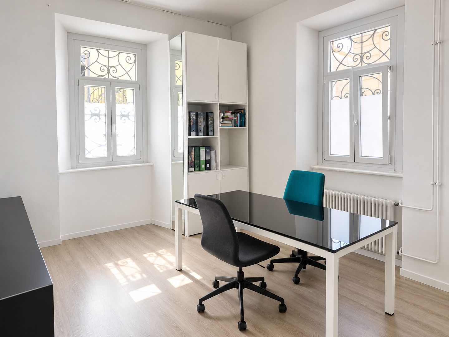 70m² Gewerbe","description":"Per sofort zu vermieten: Gewerberäumlichkeiten im Erdgeschoss mit Doppelvitrine, gelegen in einem historischen Gebäude in der Via Bossi, in strategischer Lage und bequem erreichbar, in kurzer Entfernung zum Autobahnanschluss.
Die Ausstellungsfläche besteht aus einem gro, Foto 4 von 7