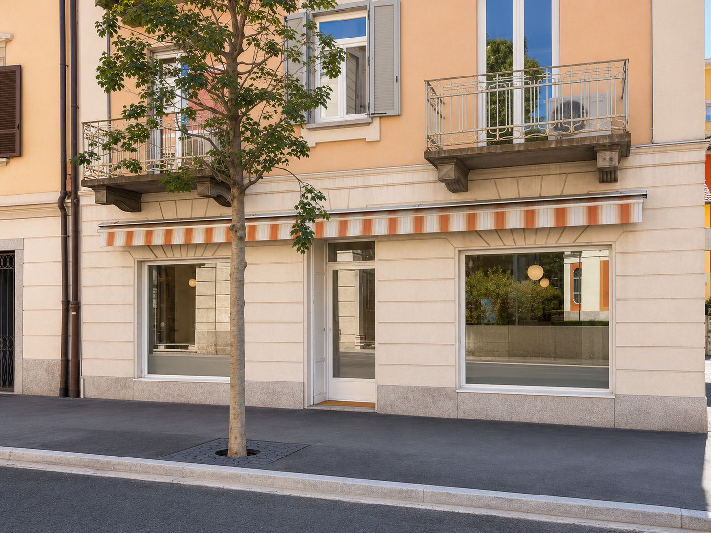 70m² Gewerbe","description":"Per sofort zu vermieten: Gewerberäumlichkeiten im Erdgeschoss mit Doppelvitrine, gelegen in einem historischen Gebäude in der Via Bossi, in strategischer Lage und bequem erreichbar, in kurzer Entfernung zum Autobahnanschluss.
Die Ausstellungsfläche besteht aus einem gro, Foto 7 von 7