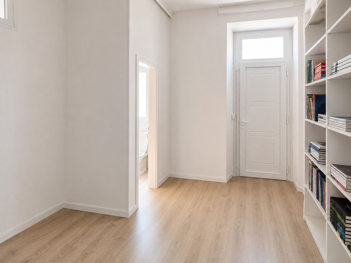 70m² Gewerbe","description":"Per sofort zu vermieten: Gewerberäumlichkeiten im Erdgeschoss mit Doppelvitrine, gelegen in einem historischen Gebäude in der Via Bossi, in strategischer Lage und bequem erreichbar, in kurzer Entfernung zum Autobahnanschluss.
Die Ausstellungsfläche besteht aus einem gro, Foto 6 von 7