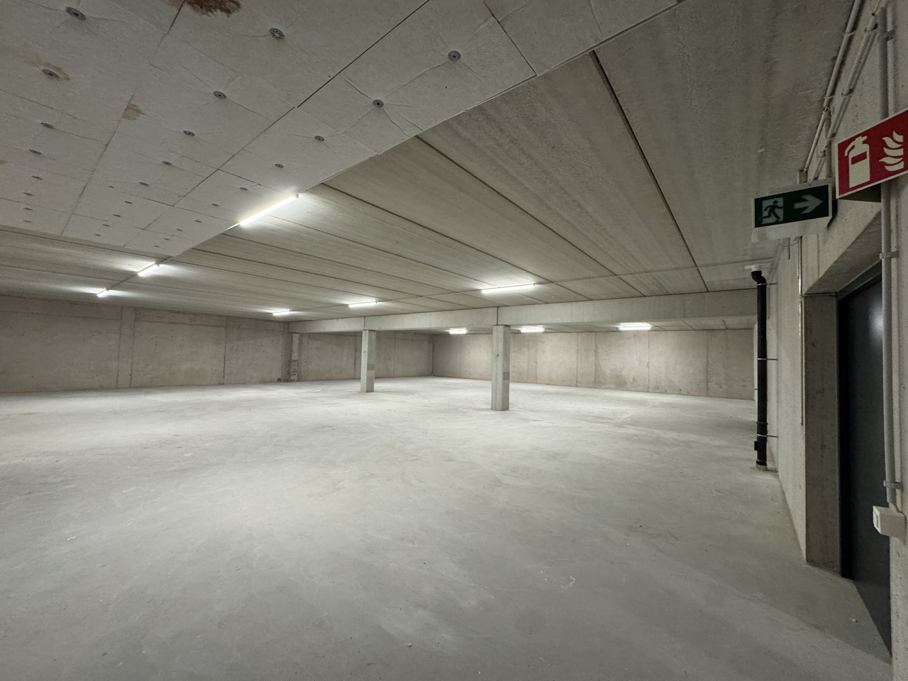 1190m² storage room