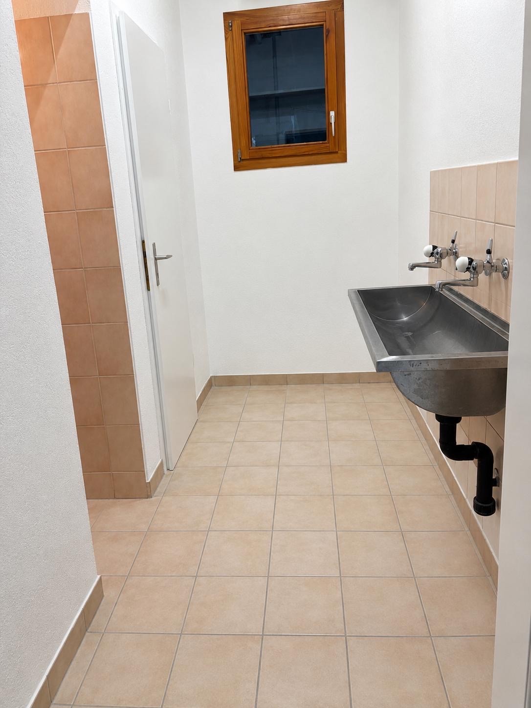 108m² commercial