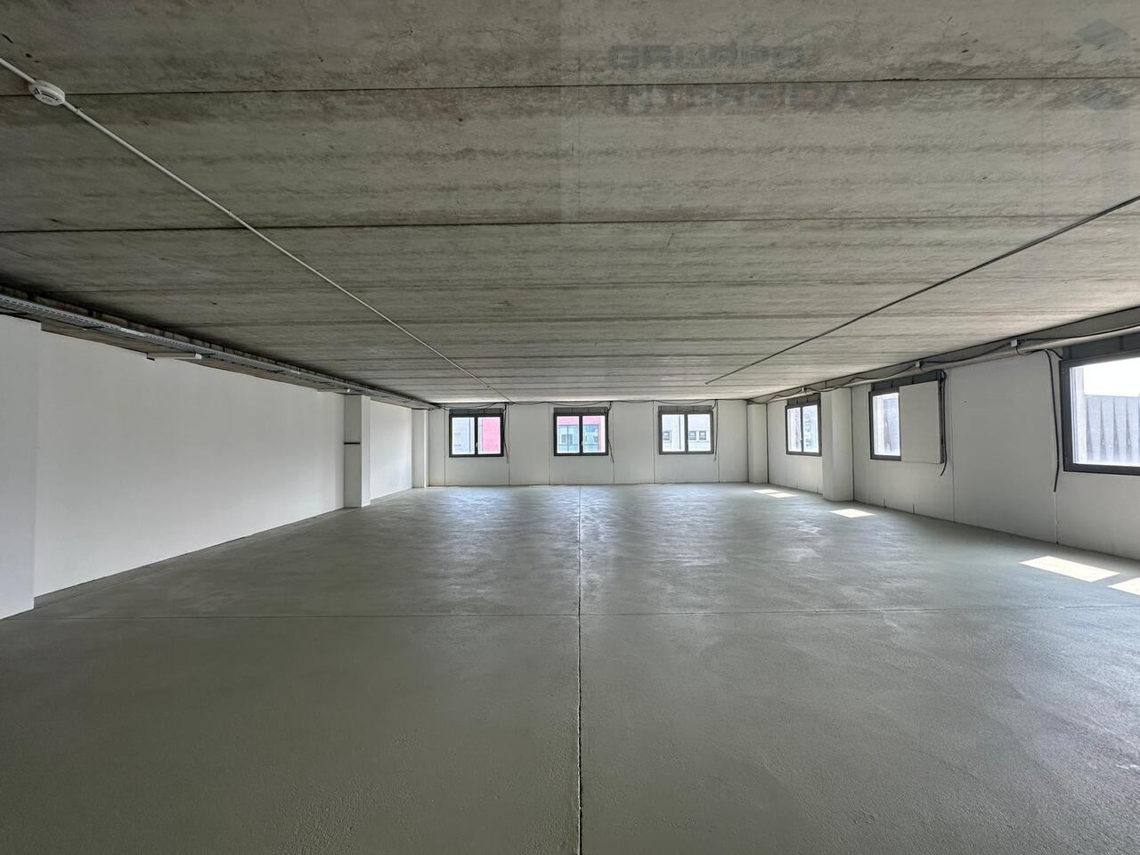 223m² office