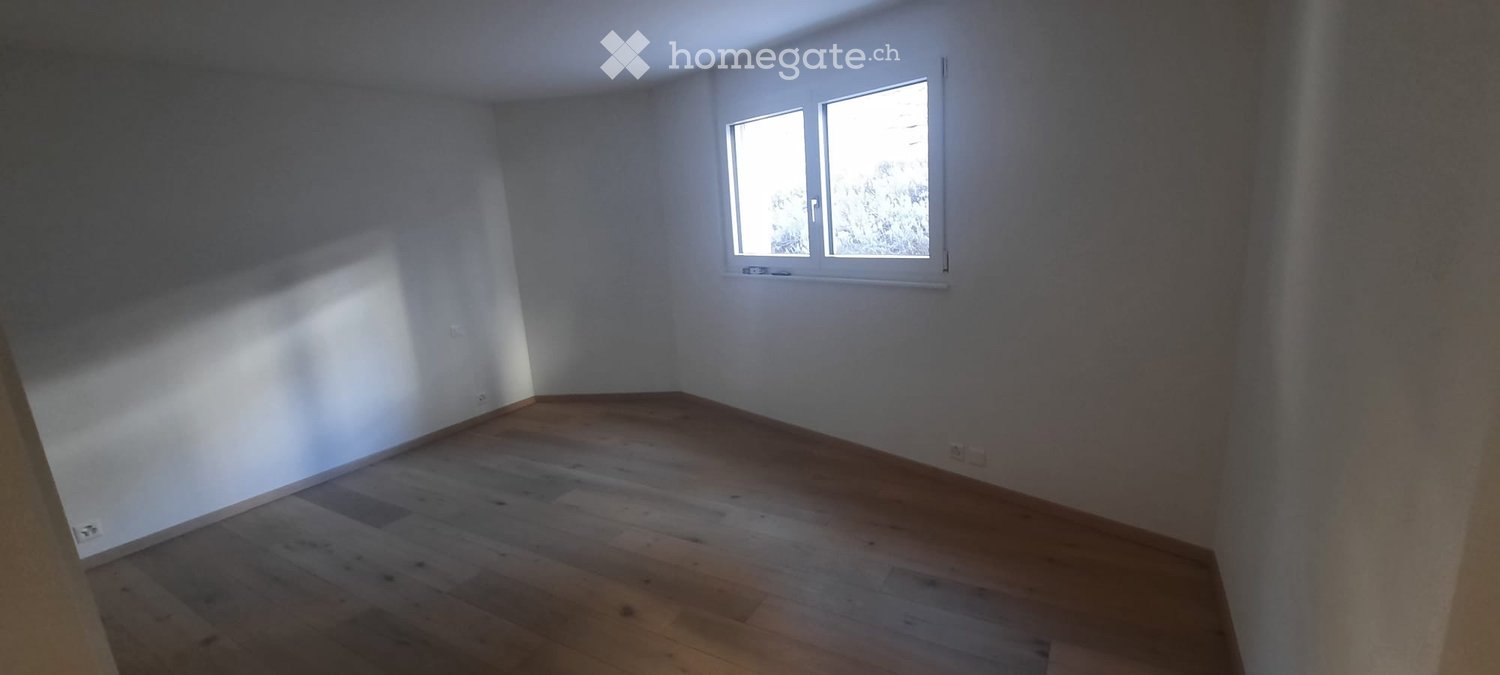 4 ½ Zimmer Wohnung","description":"Neue und geräumige 4,5-Zimmer-Wohnung mit einer grossen Terrasse im Erdgeschoss, einer Garage und einem grossen Keller. Die Wohnung befindet sich in Sierre in der Nähe des Bahnhofs (8 Min. zu Fuss) und aller Annehmlichkeiten in einem ruhigen Quartier. Miete: 2100,-
