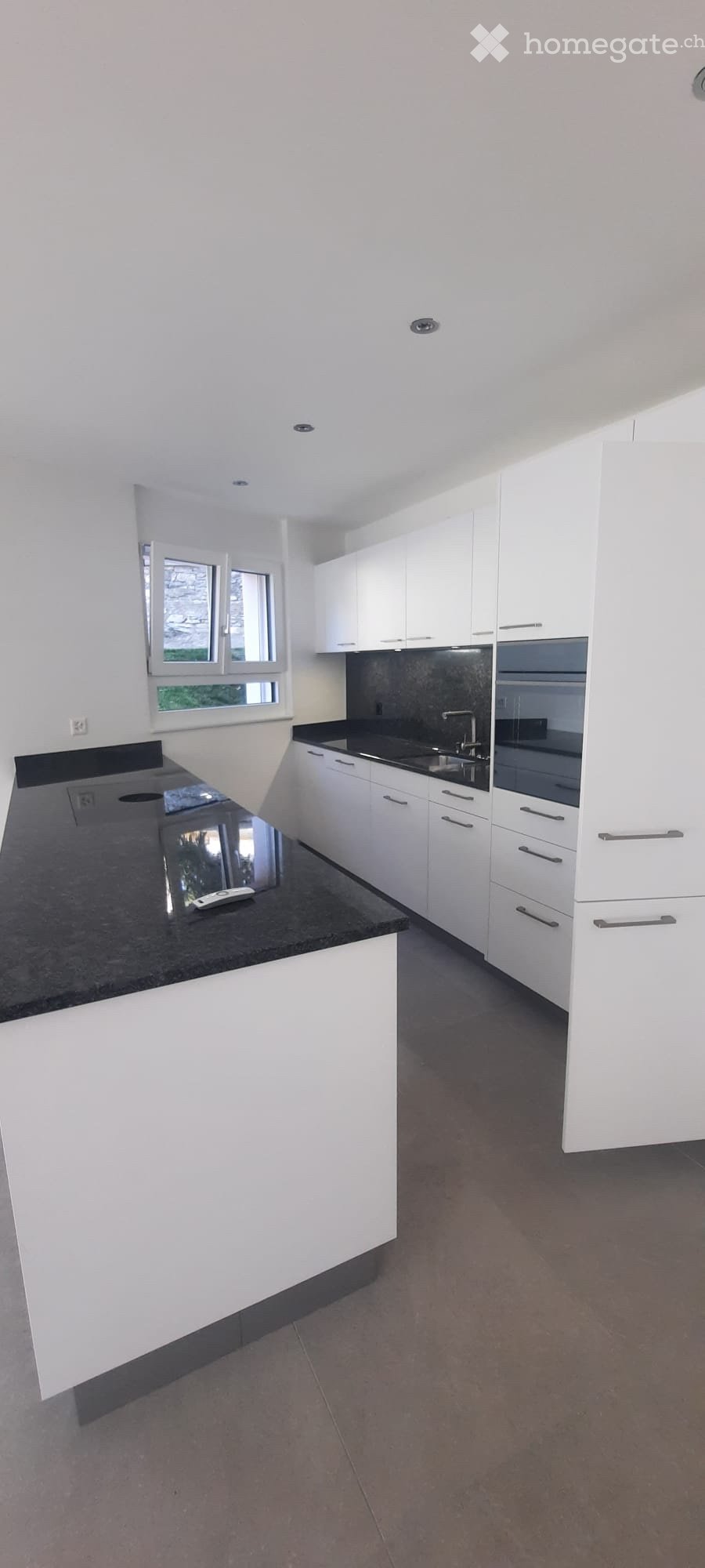 4 ½ Zimmer Wohnung","description":"Neue und geräumige 4,5-Zimmer-Wohnung mit einer grossen Terrasse im Erdgeschoss, einer Garage und einem grossen Keller. Die Wohnung befindet sich in Sierre in der Nähe des Bahnhofs (8 Min. zu Fuss) und aller Annehmlichkeiten in einem ruhigen Quartier. Miete: 2100,-