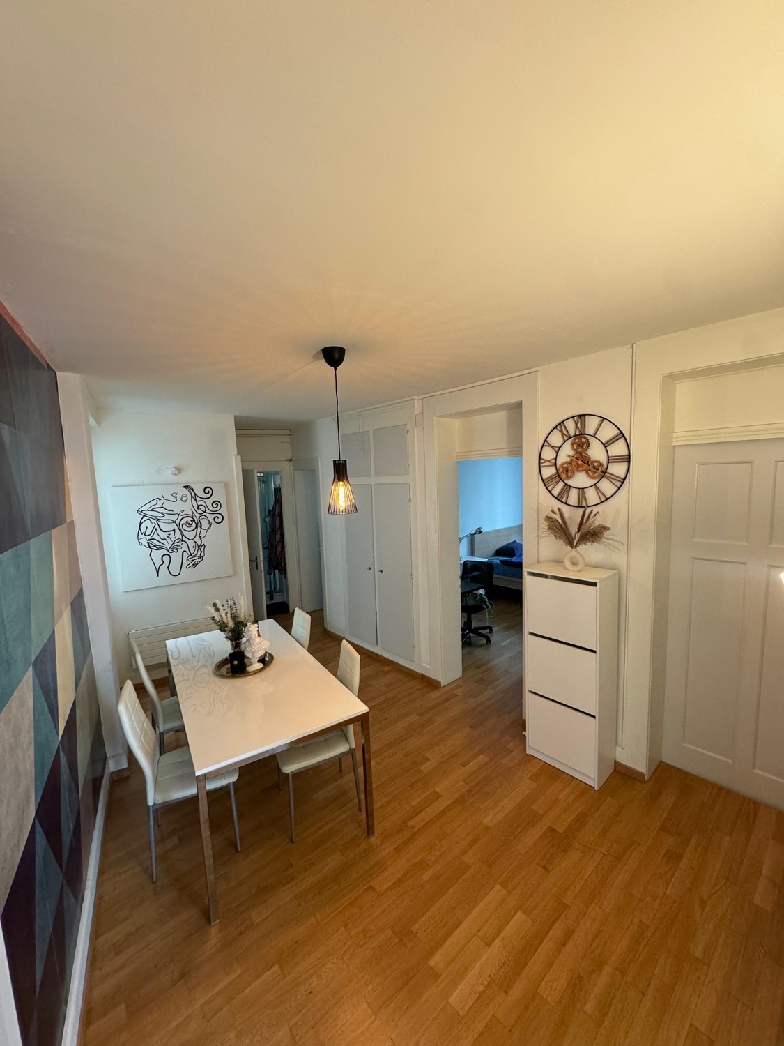 Zimmer in einer WG

Ich suche zwei freundliche neue Mitbewohner für unsere Wohnung in Zürich! 

Zwei meiner aktuellen Mitbewohner schlagen neue, spannende Kapitel auf — einer zieht nach NYC und der andere zieht zu seiner Partnerin — daher suche ich zwei tolle Menschen, die die Wohnung zu ihrem neuen, Foto 3 von 7
