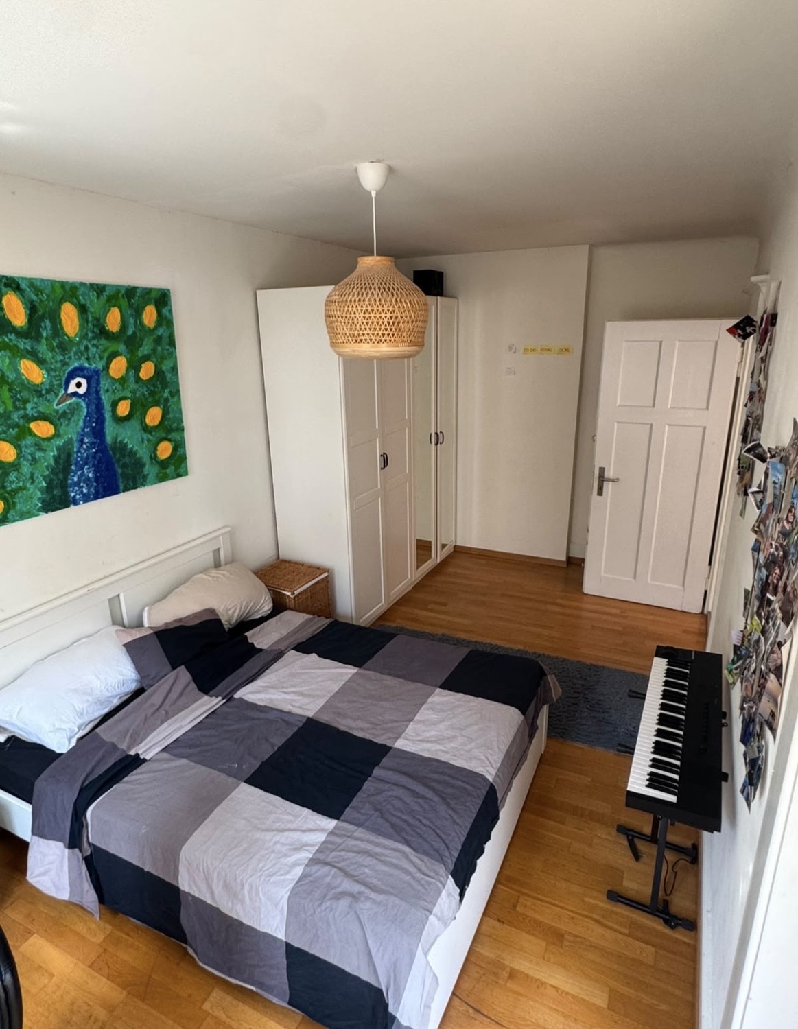 Zimmer in einer WG

Ich suche zwei freundliche neue Mitbewohner für unsere Wohnung in Zürich! 

Zwei meiner aktuellen Mitbewohner schlagen neue, spannende Kapitel auf — einer zieht nach NYC und der andere zieht zu seiner Partnerin — daher suche ich zwei tolle Menschen, die die Wohnung zu ihrem neuen, Foto 5 von 7
