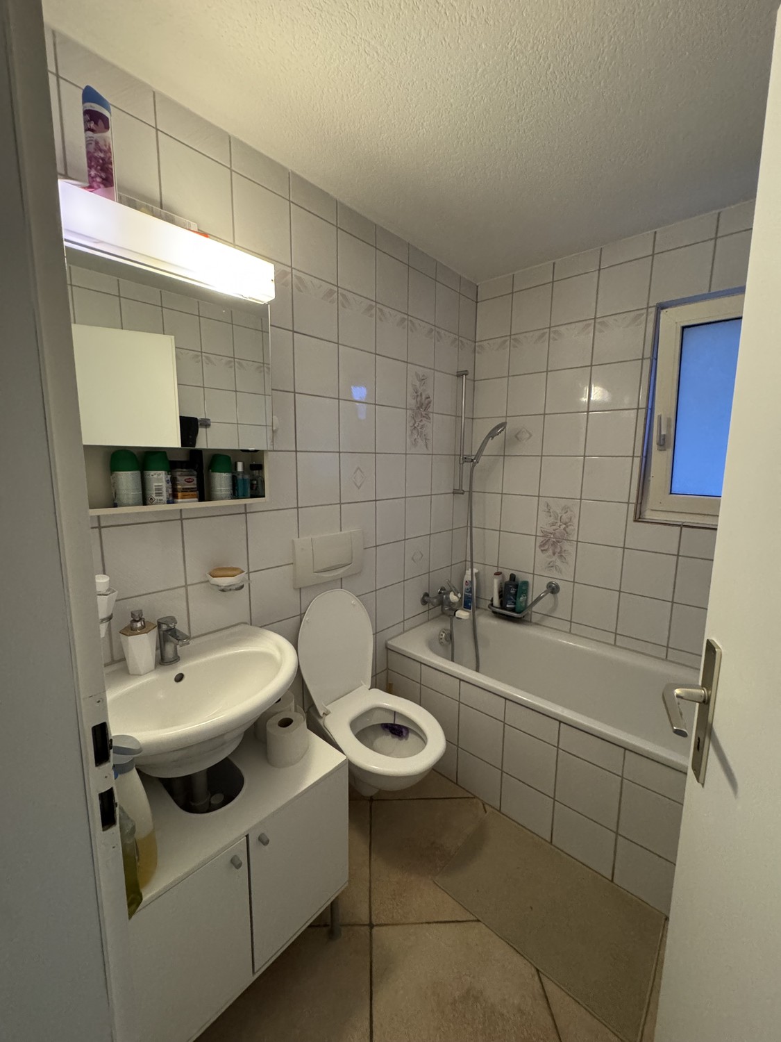 Appartement 2 ½ pièces à louer dès le 01. juillet.
CHF 1700.- incluant les frais accessoires
Dépôt 5100fr (3 mois de loyer) Caution Suisse NON possible ❗️
Très bonne situation à Schlieren (Hauptsatrasse)
❗️pas de balcon ❗️
❗️pas de parking ❗️