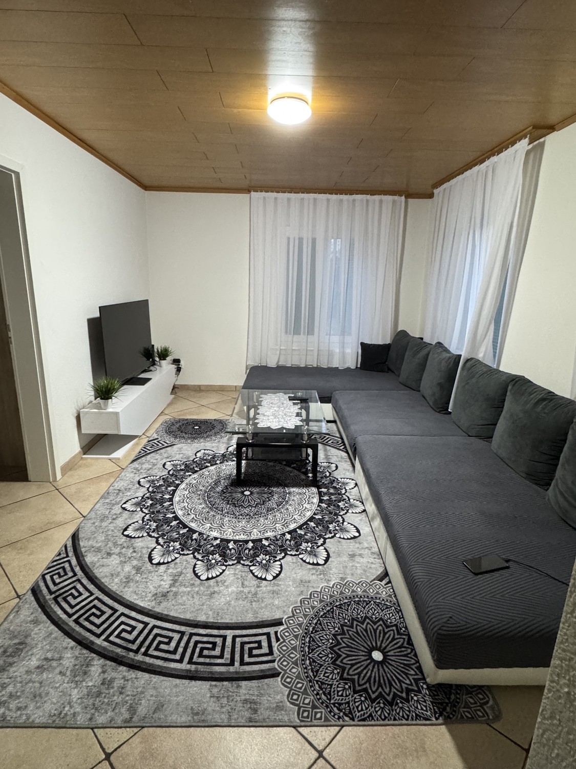 Appartement 2 ½ pièces à louer dès le 01. juillet.
CHF 1700.- incluant les frais accessoires
Dépôt 5100fr (3 mois de loyer) Caution Suisse NON possible ❗️
Très bonne situation à Schlieren (Hauptsatrasse)
❗️pas de balcon ❗️
❗️pas de parking ❗️