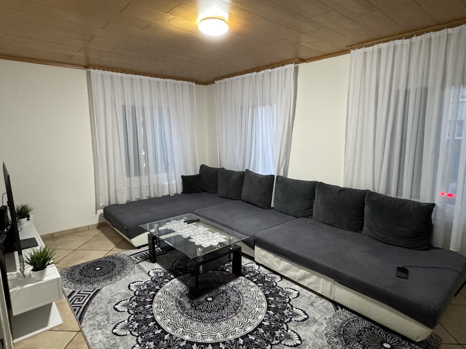 Appartement 2 ½ pièces à louer dès le 01. juillet.
CHF 1700.- incluant les frais accessoires
Dépôt 5100fr (3 mois de loyer) Caution Suisse NON possible ❗️
Très bonne situation à Schlieren (Hauptsatrasse)
❗️pas de balcon ❗️
❗️pas de parking ❗️