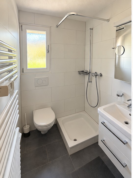 Stanza disponibile in un appartamento condiviso a Gstaad.

Avrai la tua camera da letto privata e il tuo bagno privato, con il resto dell'appartamento condiviso con un'altra persona.

l'appartamento dispone di un'ampia zona giorno, cucina completamente attrezzata e terrazza con bellissime viste.
