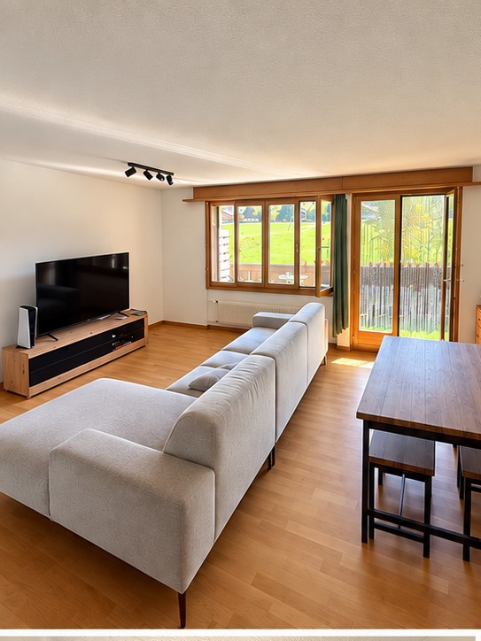 Stanza disponibile in un appartamento condiviso a Gstaad.

Avrai la tua camera da letto privata e il tuo bagno privato, con il resto dell'appartamento condiviso con un'altra persona.

l'appartamento dispone di un'ampia zona giorno, cucina completamente attrezzata e terrazza con bellissime viste.