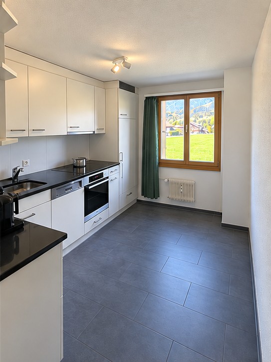 Stanza disponibile in un appartamento condiviso a Gstaad.

Avrai la tua camera da letto privata e il tuo bagno privato, con il resto dell'appartamento condiviso con un'altra persona.

l'appartamento dispone di un'ampia zona giorno, cucina completamente attrezzata e terrazza con bellissime viste.
