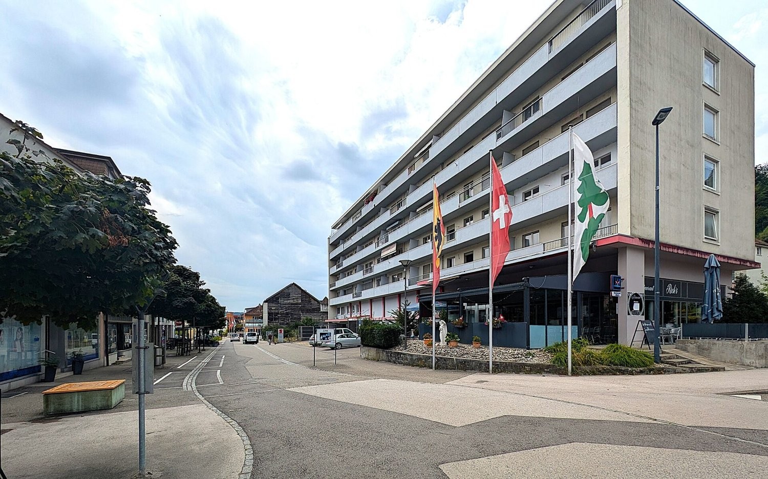 374m² shop