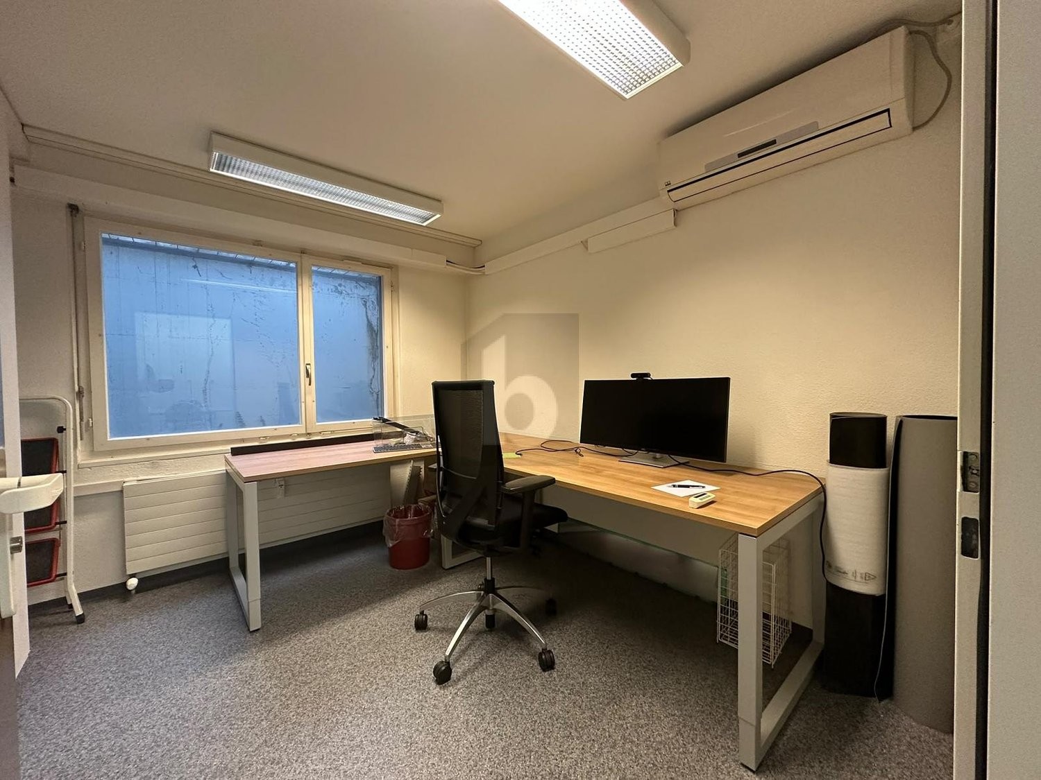 74m² office