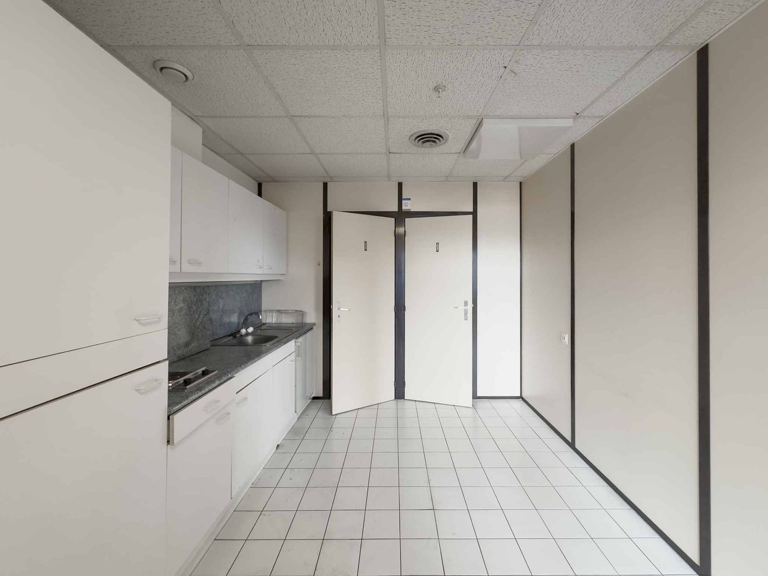 290m² office