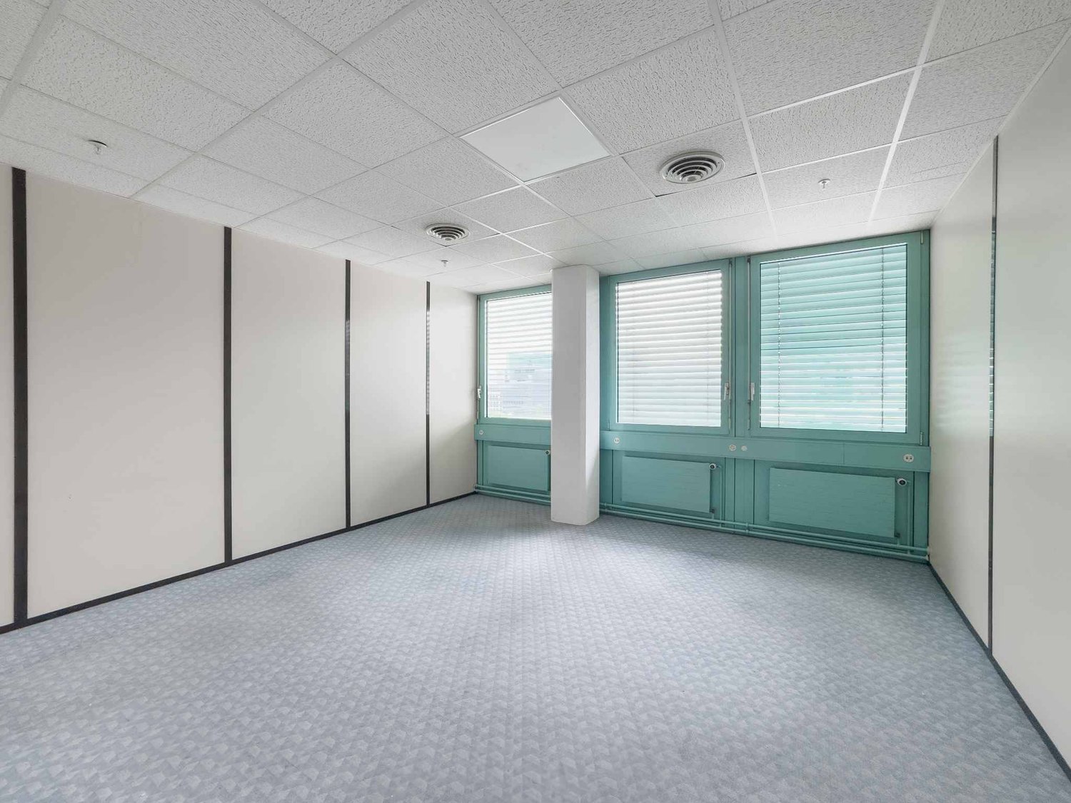 290m² office