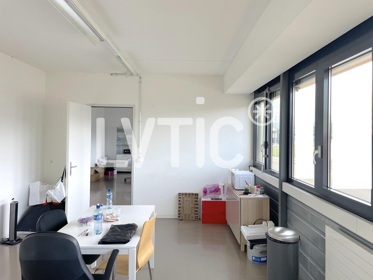 330m² office