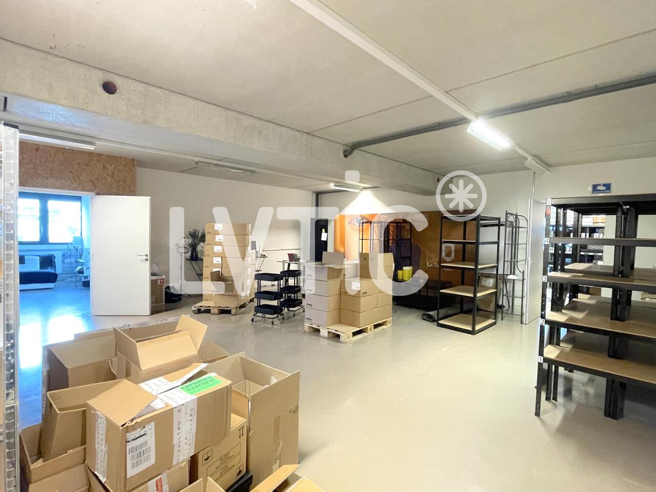 330m² office