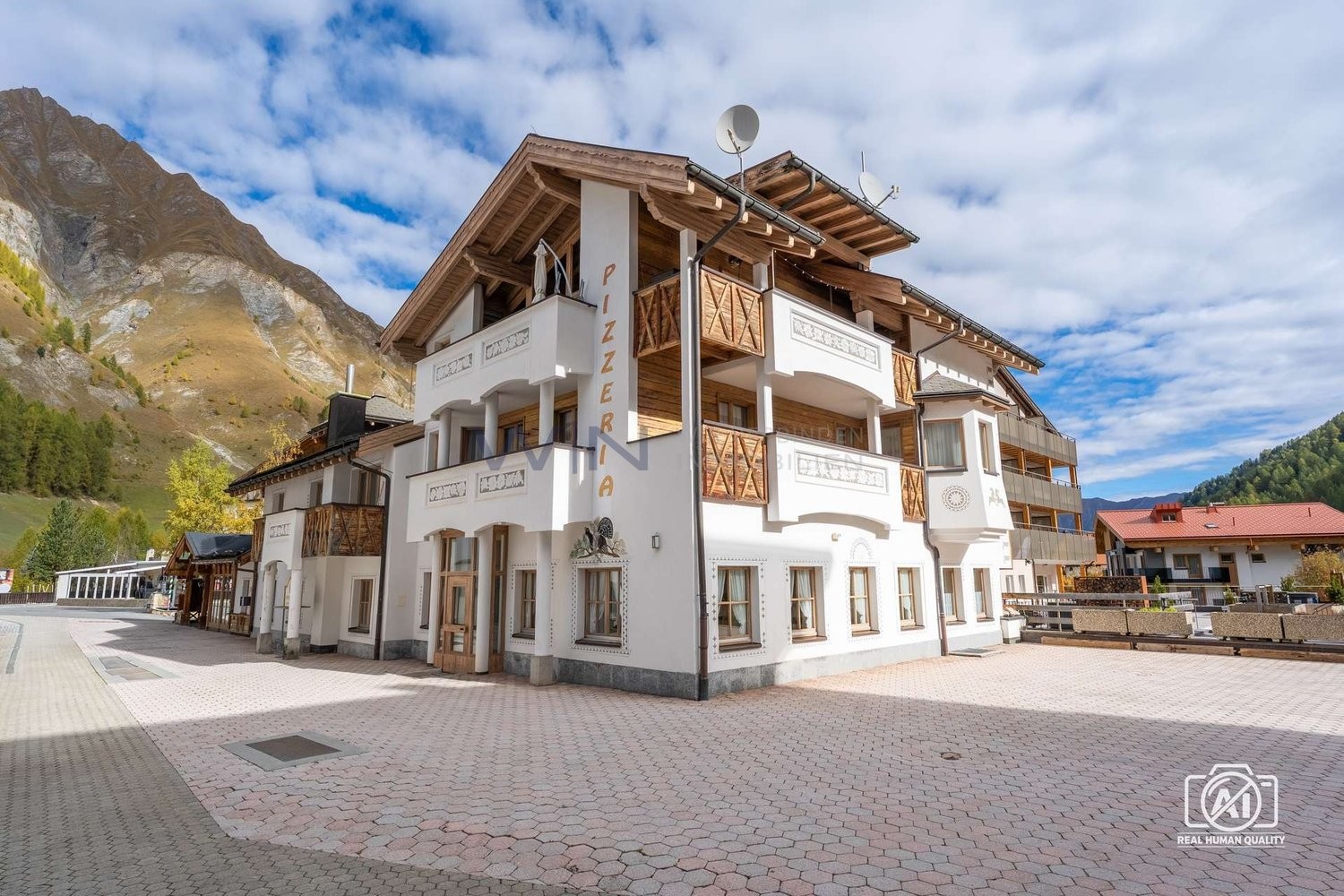 Investissement alpin avec charme et potentiel polyvalent

WE-FACTS
- accès direct aux pistes de ski, vue sur la montagne, proche du centre
- 11 chambres d'hôtes, gastronomie spacieuse, appartement privé de 3,5 pièces, espace bien-être
- sauna et jacuzzi, 29 places de parking, terrasse ensoleillée, c