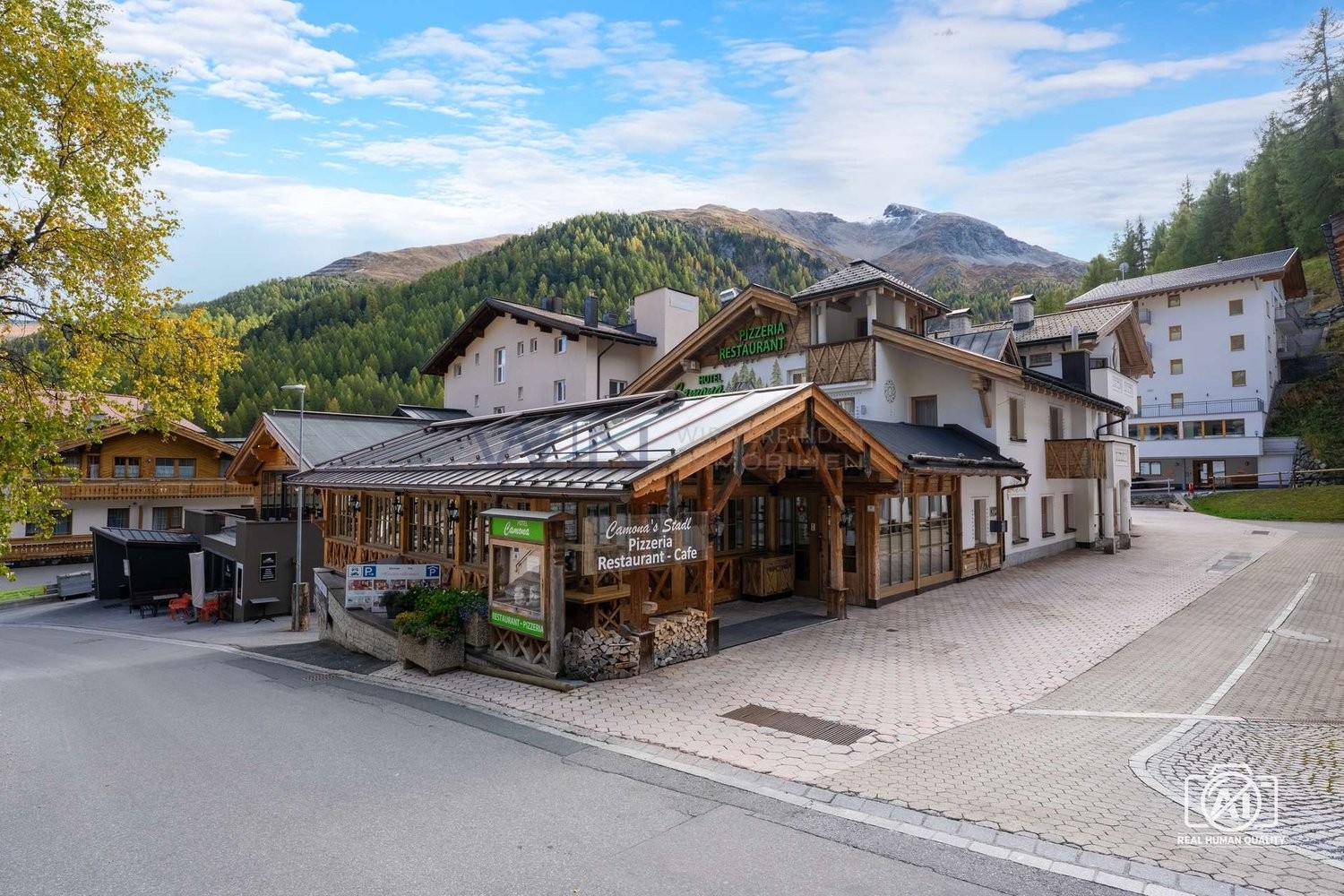 Investissement alpin avec charme et potentiel polyvalent

WE-FACTS
- accès direct aux pistes de ski, vue sur la montagne, proche du centre
- 11 chambres d'hôtes, gastronomie spacieuse, appartement privé de 3,5 pièces, espace bien-être
- sauna et jacuzzi, 29 places de parking, terrasse ensoleillée, c