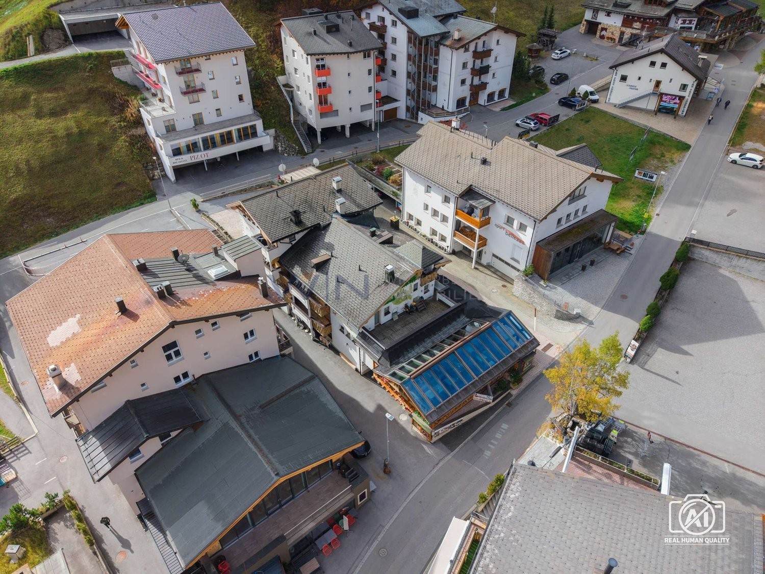Investissement alpin avec charme et potentiel polyvalent

WE-FACTS
- accès direct aux pistes de ski, vue sur la montagne, proche du centre
- 11 chambres d'hôtes, gastronomie spacieuse, appartement privé de 3,5 pièces, espace bien-être
- sauna et jacuzzi, 29 places de parking, terrasse ensoleillée, c