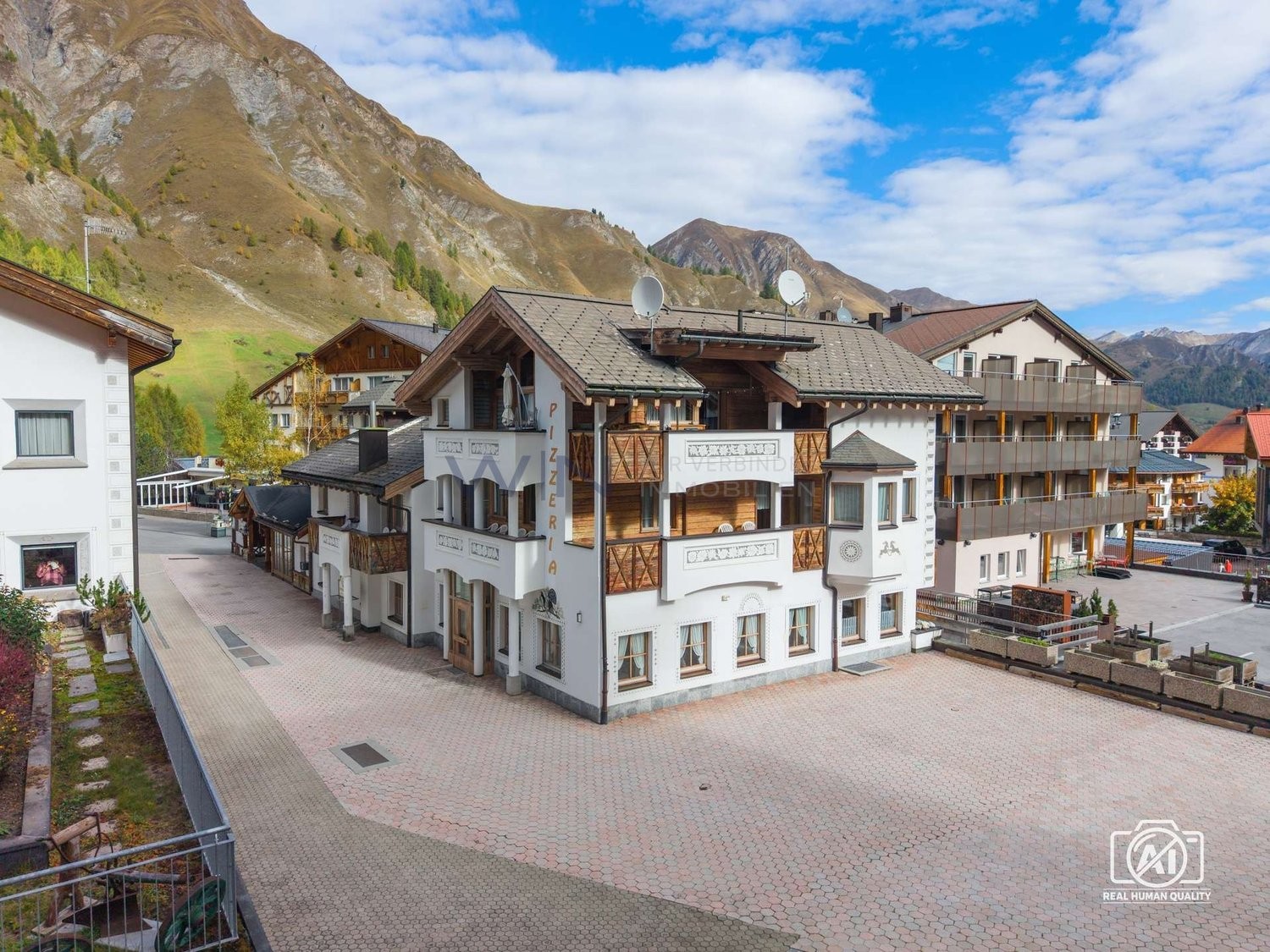 Investissement alpin avec charme et potentiel polyvalent

WE-FACTS
- accès direct aux pistes de ski, vue sur la montagne, proche du centre
- 11 chambres d'hôtes, gastronomie spacieuse, appartement privé de 3,5 pièces, espace bien-être
- sauna et jacuzzi, 29 places de parking, terrasse ensoleillée, c