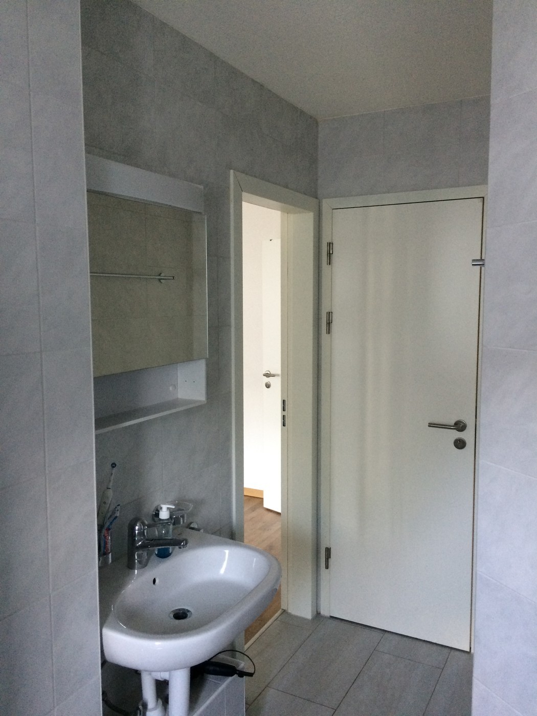 Zimmer in einer Wohngemeinschaft
Geräumiges Zimmer mit viel Licht und einem Balkon in einer 3.5-Zimmer-Wohnung, die mit 2 weiteren Personen geteilt wird.
Voll möbliert.
Fantastische Lage zwischen dem See, dem Sihlcity Einkaufs-/Unterhaltungszentrum und dem Zentrum., Foto 3 von 10