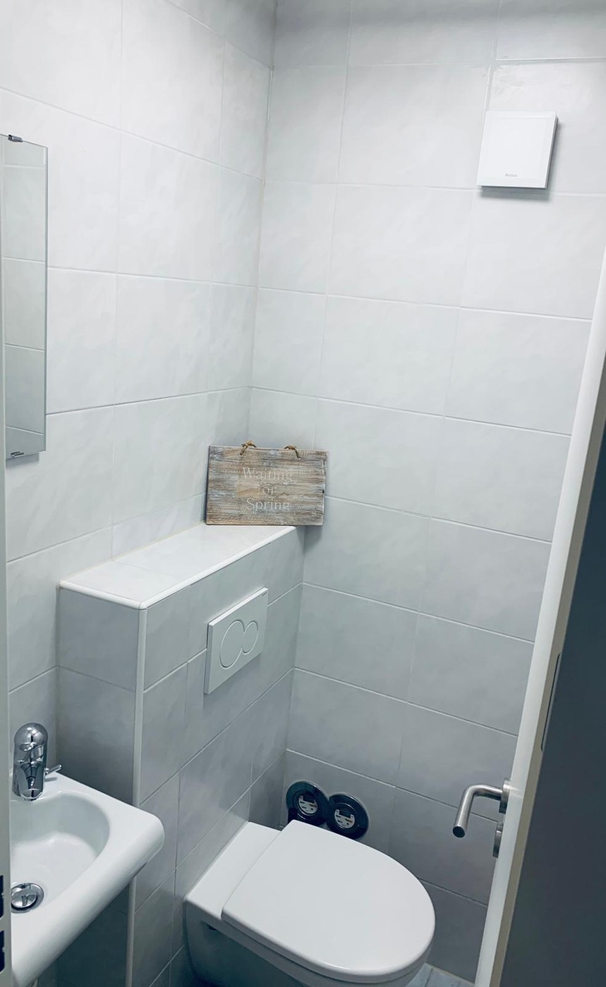 Zimmer in einer Wohngemeinschaft
Geräumiges Zimmer mit viel Licht und einem Balkon in einer 3.5-Zimmer-Wohnung, die mit 2 weiteren Personen geteilt wird.
Voll möbliert.
Fantastische Lage zwischen dem See, dem Sihlcity Einkaufs-/Unterhaltungszentrum und dem Zentrum., Foto 5 von 10